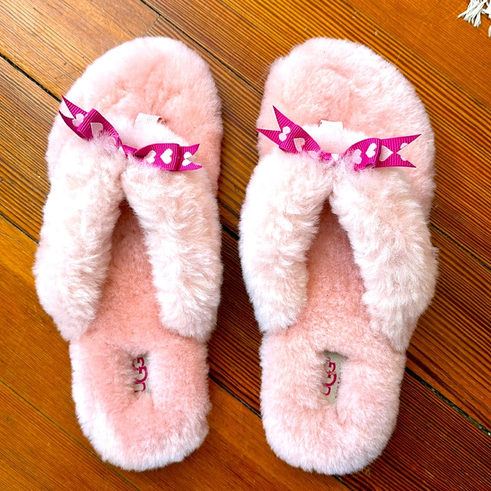 Ugg Pink Fuzzy Slippers Size 8 Women’s Flip Flop Style
